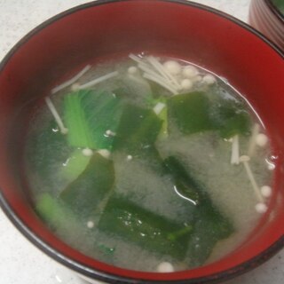 小松菜とエノキ、わかめの味噌汁